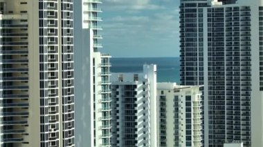 Pahalı otelleri ve Atlantik Okyanusu kıyısındaki apartman binalarıyla Sunny Isles Beach 'in yüksek açılı manzarası. Güney Florida 'daki Amerikan turizm altyapısı.