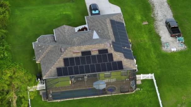 Kenar Mahallelerde Temiz Ekolojik Elektrik Enerjisi Üretmek Için Çatısı Güneş — Stok video