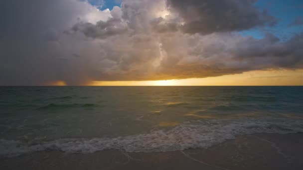 Tramonto Paesaggio Onde Acqua Mare Schiacciamento Sulla Spiaggia Sabbia Bellissimo — Video Stock