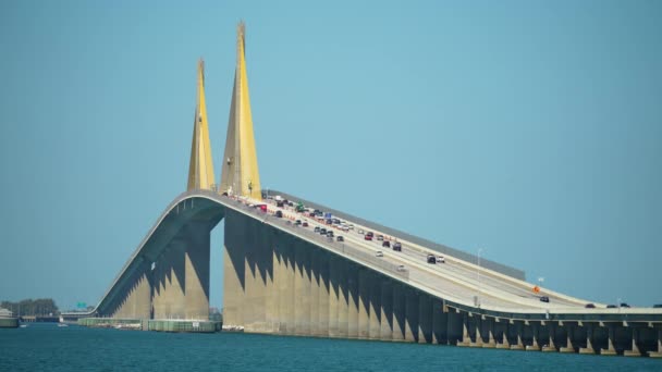 Sunshine Skyway Bridge Över Tampa Bay Florida Med Rörlig Trafik — Stockvideo
