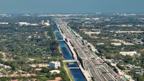 Ovanifrån Mulitlane Amerikansk Motorväg Med Snabb Körning Bilar Rusningstid Miami — Stockvideo