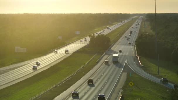 从上面俯瞰佛罗里达拥挤的美国I 75高速公路 日出时分交通迅速 快速州际运输概念 — 图库视频影像