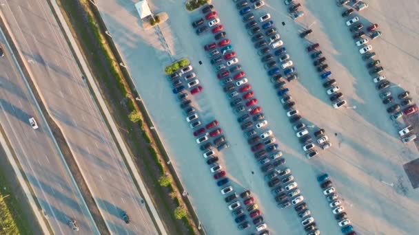 Вигляд Згори Дилерів Відкритому Парковці Багатьма Новими Автомобілями Продаж Дорозі — стокове відео