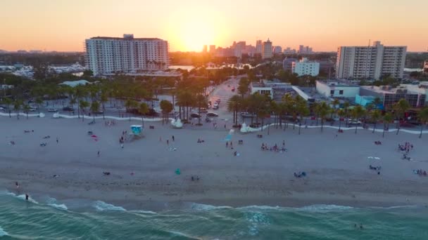 从上方俯瞰佛罗里达州劳德代尔堡的拉斯奥拉斯海滩 美国南部海滨有豪华旅馆和公寓楼 美国佛罗里达州南部的旅游基础设施 — 图库视频影像
