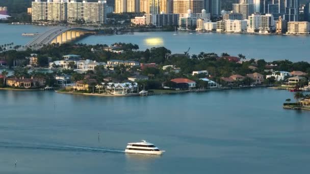 Kilátás Fentről Luxus Sétahajó Vitorlázás Közelében Gazdag Bird Key Környéken — Stock videók