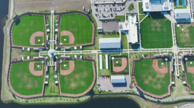 Florida kırsalındaki yeni beyzbol stadyumlarının manzarası. Florida kırsalında açık hava sahası. Amerikan spor altyapısı.