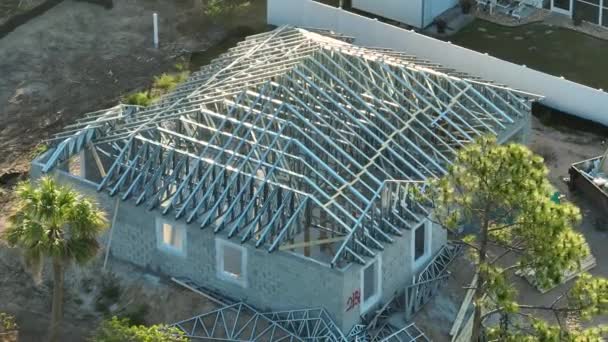 Widok Góry Montażu Dachu Wykonane Konstrukcji Stalowej Kratownicy Niedokończonym Domu — Wideo stockowe