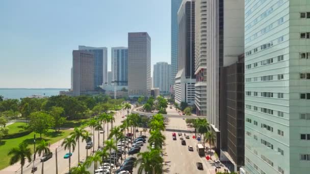 从美国佛罗里达州迈阿密Brickell市区的街道交通和摩天大楼上方观看 拥有商业金融区的美国大都市 — 图库视频影像