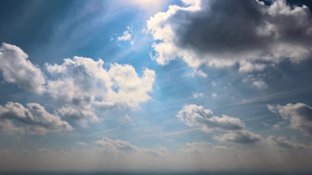 夏の青空に白いふわふわの積雲 雲の天気のパンニングショット — ストック動画