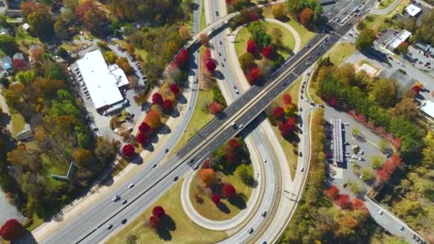 Letecký Pohled Křižovatku Americké Dálnice Rychle Pohybujícími Auty Nákladními Automobily — Stock video