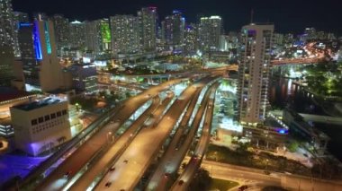 Miami City, Florida 'daki hızlı sürüş araçlarıyla gece Amerikan otoyol kavşağının hava görüntüsü. ABD ulaşım altyapısının üstünden görüntüle.