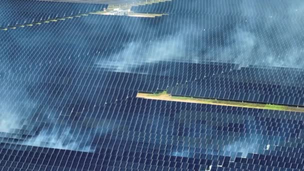 Αεροφωτογραφία Της Καύσης Χόρτου Μεγάλο Εργοστάσιο Ηλεκτρικής Ενέργειας Σειρές Ηλιακών — Αρχείο Βίντεο