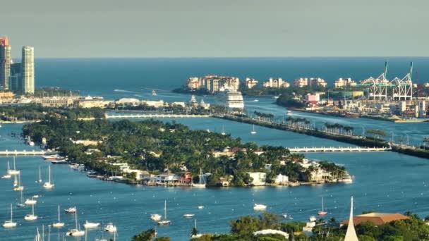 从空中俯瞰迈阿密海滩附近棕榈岛上昂贵的海滨房屋 可以看到佛罗里达的豪华游艇停泊在码头上 美国的优质住房开发 — 图库视频影像