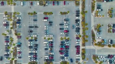 Otoparkta park yerleri ve istikametler için çizgiler ve işaretlerle park edilmiş birçok renkli arabanın hava manzarası. Florida, Sarasota 'da Siesta Key plajının önünde araçlar için yer.