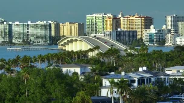 林岭大桥和高层写字楼高耸在地平线上的萨拉索塔市市中心的空中景观 佛罗里达州的房地产开发 美国旅游目的地 — 图库视频影像