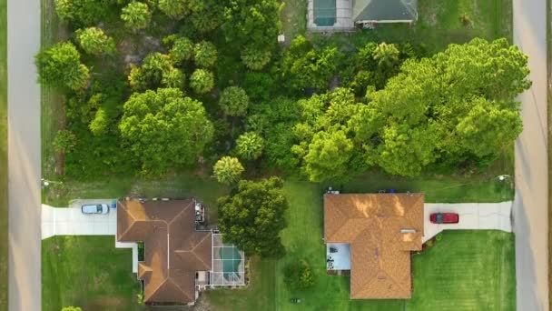 Pemandangan Pinggiran Kota Kecil Amerika Dengan Rumah Pribadi Antara Pohon — Stok Video