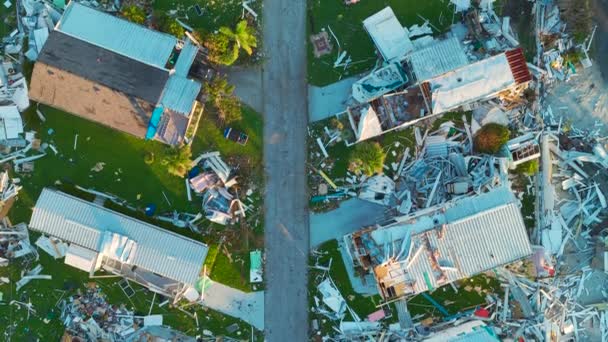 飓风伊恩吹袭佛罗里达州居民区后 移动房屋严重受损 自然灾害的后果 — 图库视频影像
