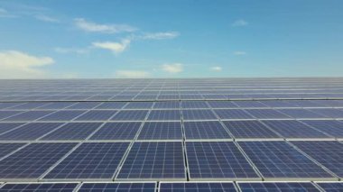 Mavi fotovoltaik güneş panelleri endüstriyel binaların çatısına temiz ekolojik elektrik üretmek için monte edildi. Yenilenebilir enerji konsepti üretimi.