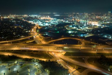 Tampa, Florida 'daki geniş otoyol kavşağının üstünde gece hızlı giden arabalarla. ABD ulaştırma altyapı kavramı.