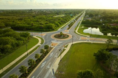 Amerikan banliyö bölgesinin hava manzarası. Kırsal yol kavşağı, hareket halindeki araba trafiği. Florida 'da dairesel ulaşım kavşağı.