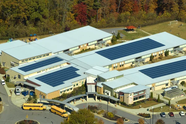 Luchtfoto Van Een Amerikaans Schoolgebouw Met Dak Bedekt Met Fotovoltaïsche — Stockfoto