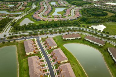 Florida 'nın kapalı banliyö bölgesindeki su baskınlarını önlemek için sıkıca yerleştirilmiş aile evlerinin hava görüntüsü. Amerikan banliyölerinde gayrimenkul geliştirme.