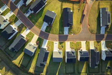 Güney Carolina banliyö bölgesinde sıkıca yerleştirilmiş yeni aile evleri. Amerikan banliyölerinde gayrimenkul geliştirme.