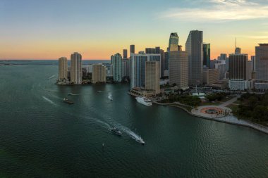 Florida, ABD 'de Miami Brickell şehir merkezinin akşam manzarası. Modern Amerikan megapolis 'inde karanlık yüksek gökdelen binaları olan gökyüzü..