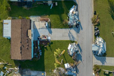 Florida gezici ev bölgesindeki Ian Kasırgası 'nın yol kenarındaki enkaz yığınları ağır hasar gördü. Doğal afetin sonuçları..