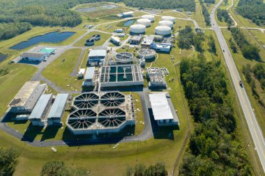 Kentsel atık su arıtma tesisinde modern su temizleme tesisi. İstenmeyen kimyasalların, askıya alınmış katı maddelerin ve gazların kirlenmiş sıvılardan çıkarılması süreci.