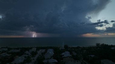 Okyanus kıyısında karanlık evleri ve deniz feneri olan bir sahil kasabası fırtınalı bir gecede ticari gemilerin seyrüsefer için yanıp sönen bir ışık. Deniz üzerinde şimşekler çakan fırtına gemiler için tehlike arz ediyor..