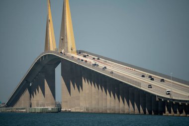 Florida 'daki Tampa Körfezi' nin üzerinde trafik hareket halindeyken Sunshine Skyway Köprüsü. Ulaşım altyapısı kavramı.