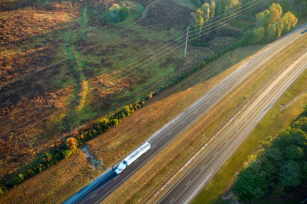 Luchtfoto Van Drukke Amerikaanse Snelweg Met Snel Rijdende Auto Vrachtwagens — Stockfoto