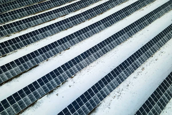 Letecký Pohled Zasněženou Udržitelnou Elektrárnu Řadami Solárních Fotovoltaických Panelů Pro — Stock fotografie