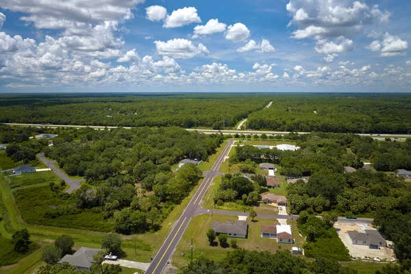 Küçük Bir Kasabada Sokak Trafiğinin Hava Görüntüsü Florida Sakin Yerleşim — Stok fotoğraf
