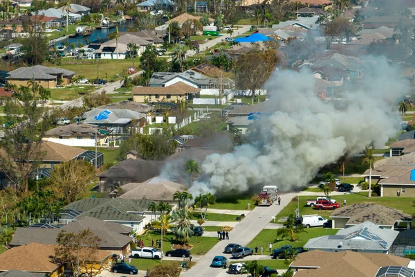 飓风摧毁的木制屋顶上 短路火花点燃后 居民住宅被烟雾和火焰焚烧 佛罗里达州农村地区的家庭灾难 — 图库照片