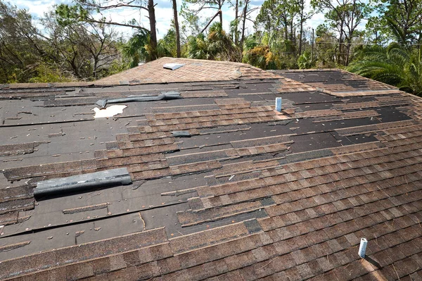 Florida Daki Ian Kasırgasından Sonra Kiremitleri Eksik Olan Hasarlı Bir — Stok fotoğraf