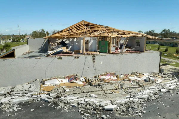 Orkanen Ian Förstörde Tak Och Väggar Florida Bostadsområde Naturkatastrofer Och — Stockfoto