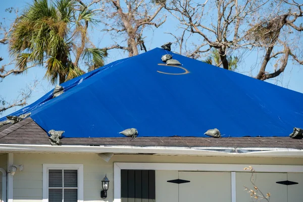 Przeciekający Dach Domu Pokryty Blachami Ochronnymi Przed Przeciekami Wody Deszczowej — Zdjęcie stockowe