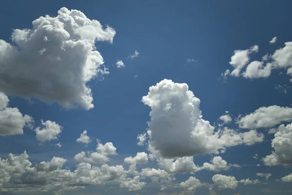 Beyaz Kabarık Kümülüs Bulutları Yaz Aylarında Mavi Gökyüzünde — Stok fotoğraf