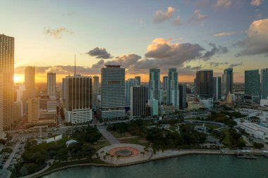 Florida, ABD 'de Miami Brickell şehir merkezinin akşam manzarası. Modern Amerikan megapolis 'inde karanlık yüksek gökdelen binaları olan gökyüzü..