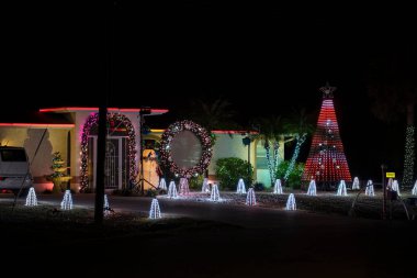 Ön bahçede parlak ışıklandırılmış noel süslemeleri var. Florida aile evinin dışında kış tatili için..