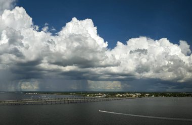 Şiddetli fırtına Punta Gorda ve Port Charlotte 'u Barış Nehri' ne bağlayan trafik köprüsüne yaklaşıyor. Florida 'da yağmur mevsiminde araba kullanmak için kötü hava koşulları.