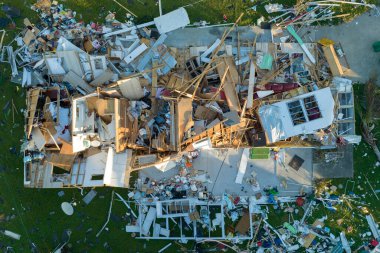 Güçlü kasırgalardan kaynaklanan mülk hasarı. Florida 'da yıkık dökük çatıları olan mobil evler. Doğal afetin sonuçları..
