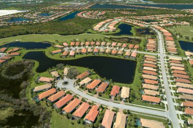 Etrafı Ian Kasırgası ile çevrili sel suları Florida yerleşim bölgesindeki evleri sarıyor. Doğal afetten sonra.