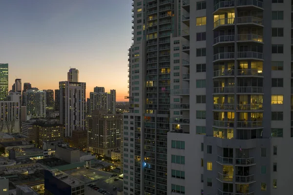 フロリダ州 米国のマイアミ ブリックのダウンタウン地区の夜の都市景観 現代のアメリカのメガポリスの高層ビルのあるスカイライン — ストック写真