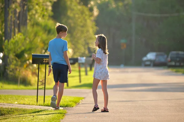 Dwoje Młodych Nastolatków Dziewczyna Chłopiec Stojący Rozmawiający Razem Świeżym Powietrzu — Zdjęcie stockowe