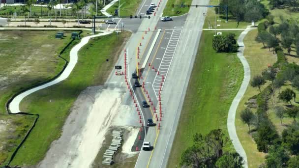 Trabajos Construcción Carreteras Infraestructura Transporte Estadounidense Renovación Carretera Con Tráfico — Vídeo de stock