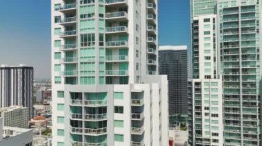Miami Brickell 'in şehir merkezi, Florida, ABD. Modern Amerikan megapolis 'indeki yüksek gökdelenli binaların kentsel manzarası.