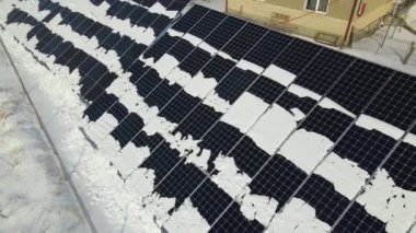 Güneş panelleriyle üretilen elektrik enerjisi kış sonunda eriyen karlarla kaplı temiz enerji üretmek için. Kuzey bölgesinde yenilenebilir elektriğin düşük etkinlik kavramı.